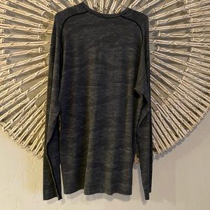 Men’s Lululemon, XL long sleeve crew neck,